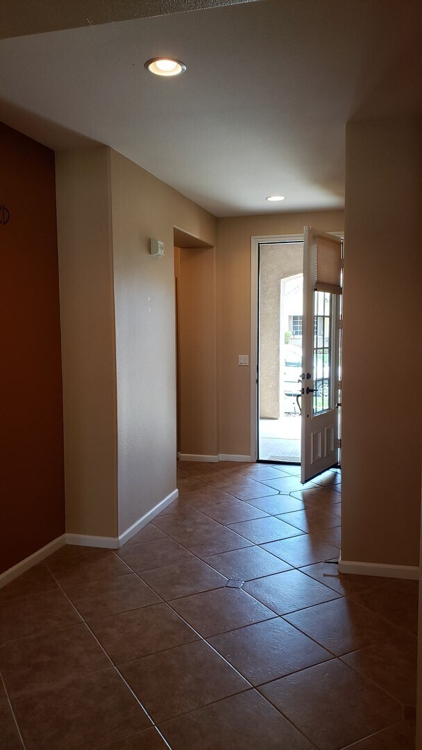 Foto del edificio - Beautiful Traditions Single Story Home is Centrally Located Near Shopping/101 Frwy