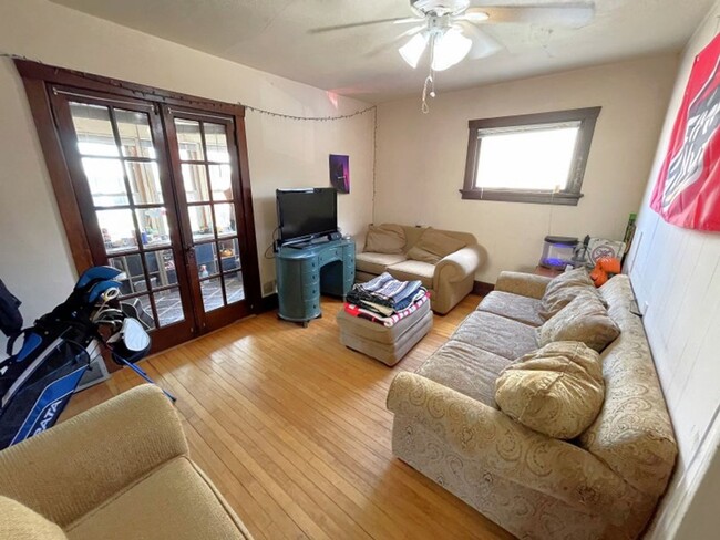 Building Photo - 1323 St James Ct