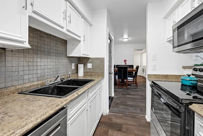 Building Photo - 8517 Hearth Dr