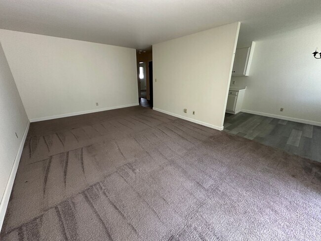 Foto del edificio - 2 bedroom 2 bath, large patio deck, commun...