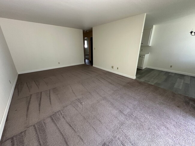 Building Photo - 2 bedroom 2 bath, large patio deck, commun...