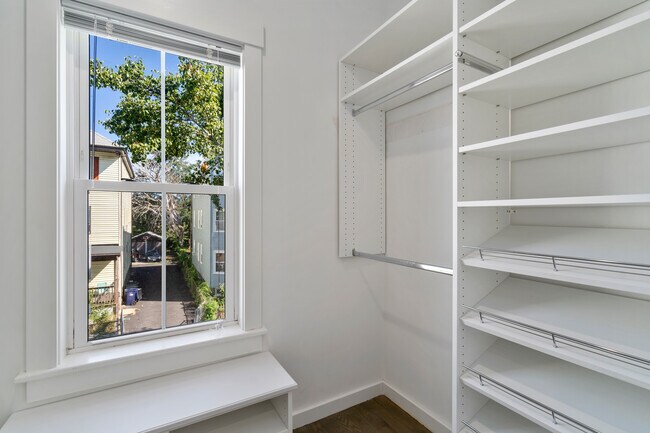 Building Photo - 18 Armandine St