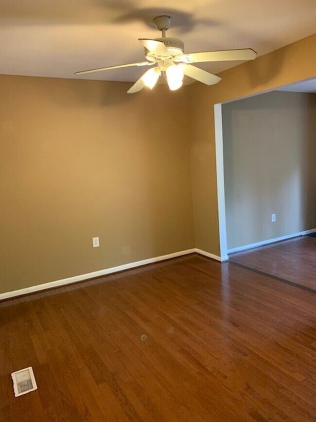 Foto del edificio - Spacious 3 BR, 2.5 BA townhouse with finis...