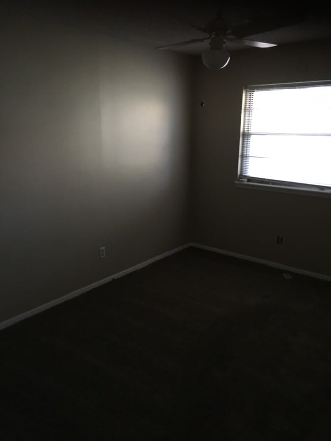 Building Photo - Town Home