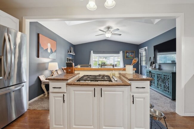 Building Photo - Fantastic 4 bedroom 2 bath home located in...