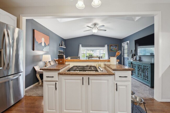 Foto del edificio - Fantastic 4 bedroom 2 bath home located in...