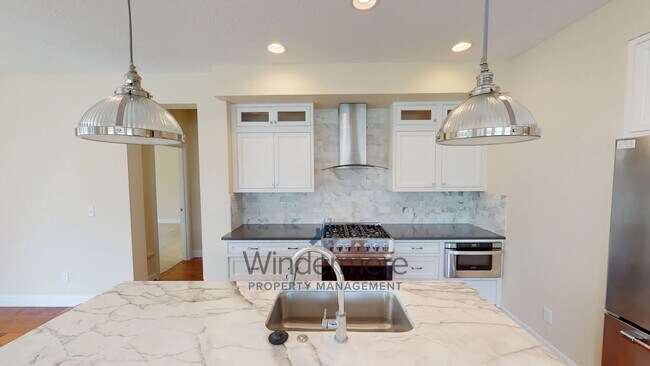 Building Photo - 766 SE Nuthatch Drive *Located in the Vill...