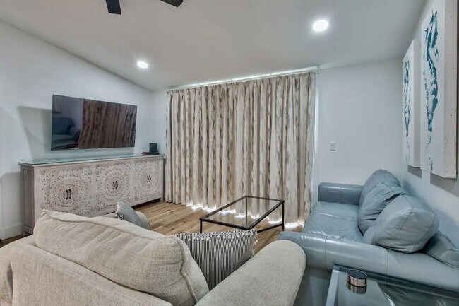Foto del edificio - 50% off first months rent.  Gulf front com...