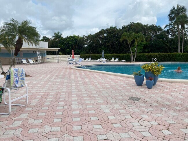 Foto del edificio - 2770 Ashley Dr E
