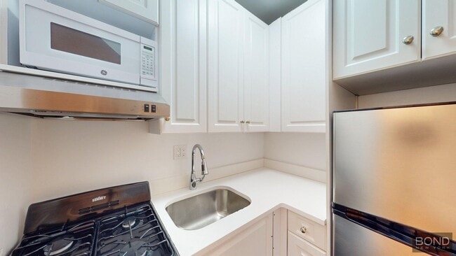Building Photo - 440 E 78th St