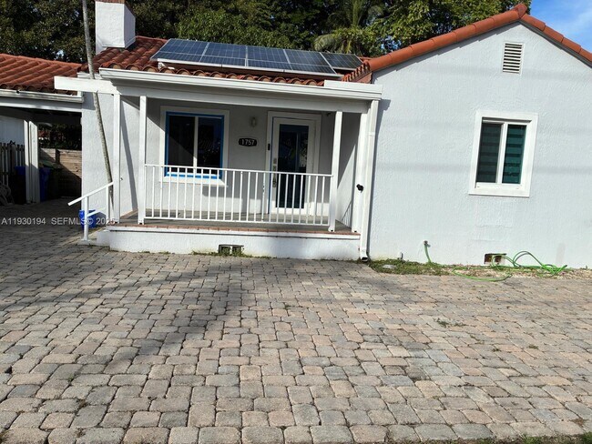 Foto del edificio - 1757 SW 24th Ter