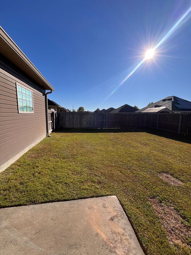 Building Photo - 4062 McKenzie Ln