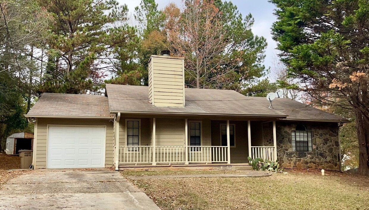 Foto principal - Secluded but Centrally Located 3 Bed/2 Bath Ranch!