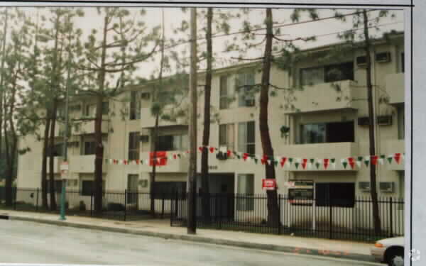 Foto del edificio - Sherman Way Apartments