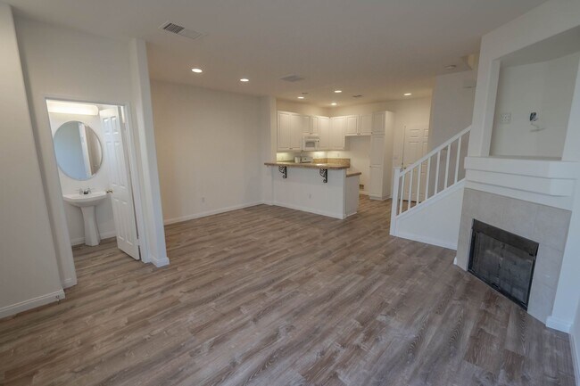 Foto del edificio - COMING SOON! The Palisades -  3 Bedroom Townhome for Rent in Stevenson Ranch!