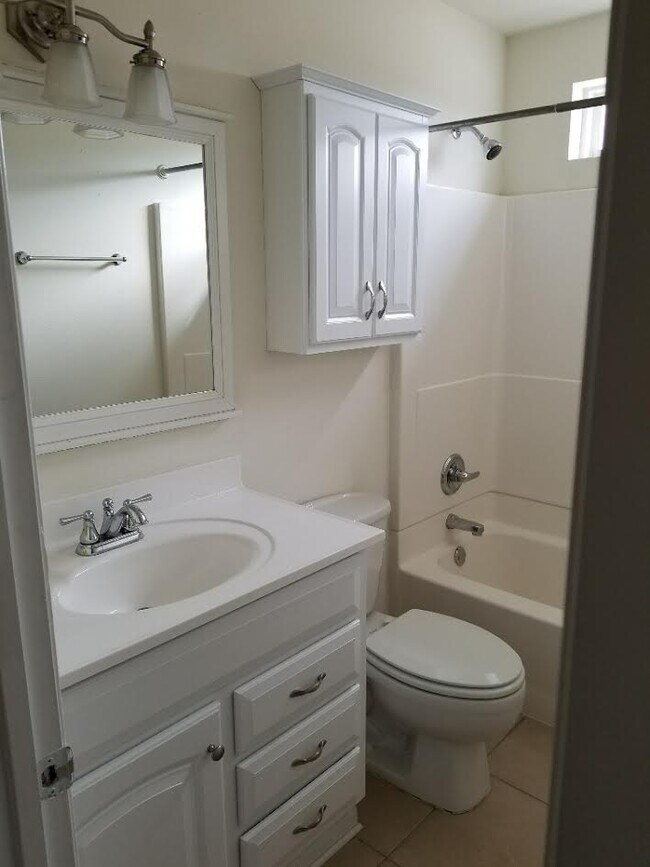 Foto del edificio - 5100 W Esplanade Ave