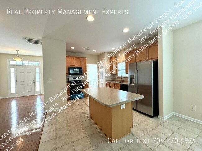 Building Photo - Beautiful & Spacious 5 Bedroom/2.5 Bath Ho...