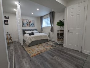 Building Photo - 2582 A Chemin Bedford-SI ID1061582P