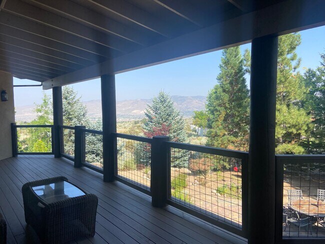 Building Photo - 4 BR / 4 BA Home with stunning views and b...
