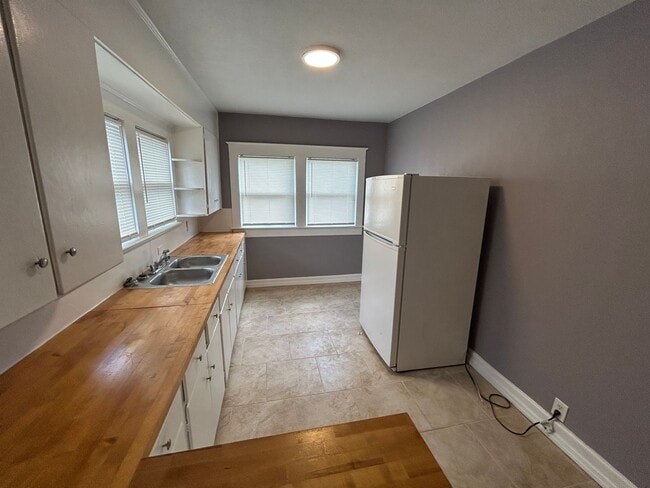 Building Photo - Palmetto unit for rent near local marinas,...