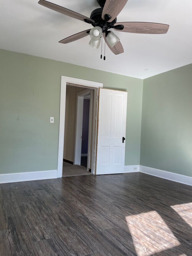 Building Photo - Five Bedroom Home in Central La Crosse