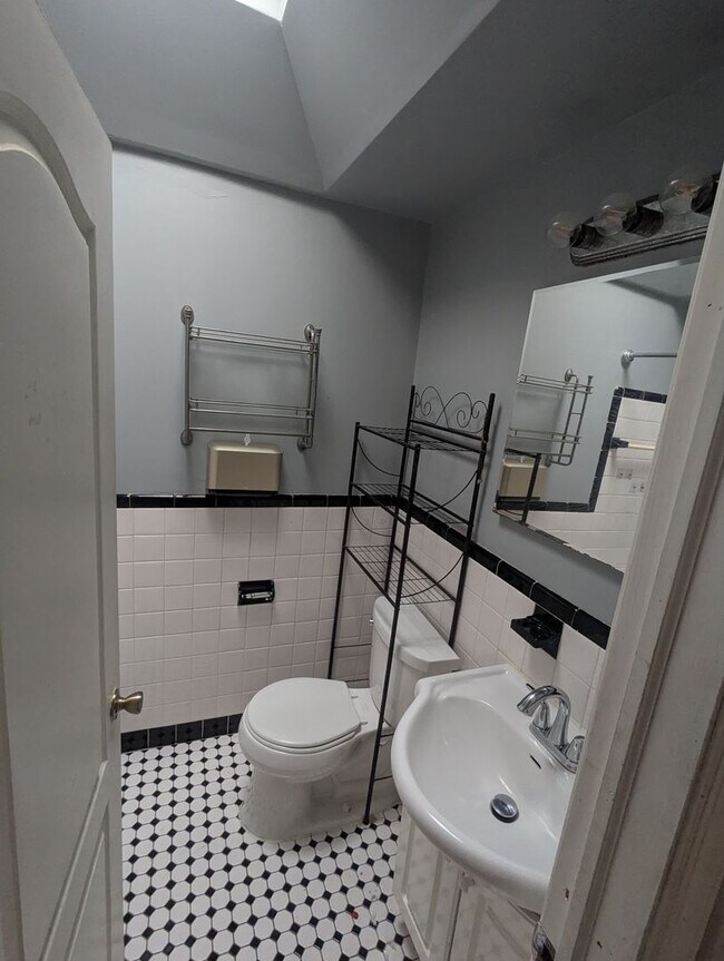 Foto del edificio - Spacious 3BR Home in Overbrook Park – Front Yard, Modern Kitchen, Washer and Dryer & Basement