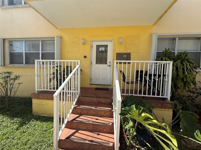 Foto del edificio - 7720 Byron Ave