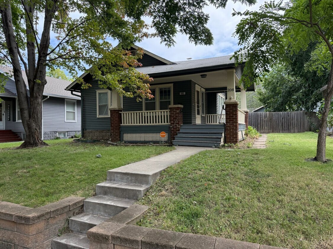 Foto principal - 3 bedroom 1 bath near downtown