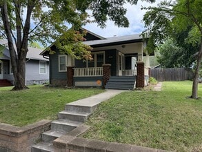 Building Photo - 208 SW Courtland Ave