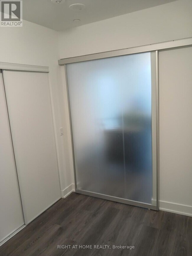 Photo du bâtiment - 2545 Simcoe St N