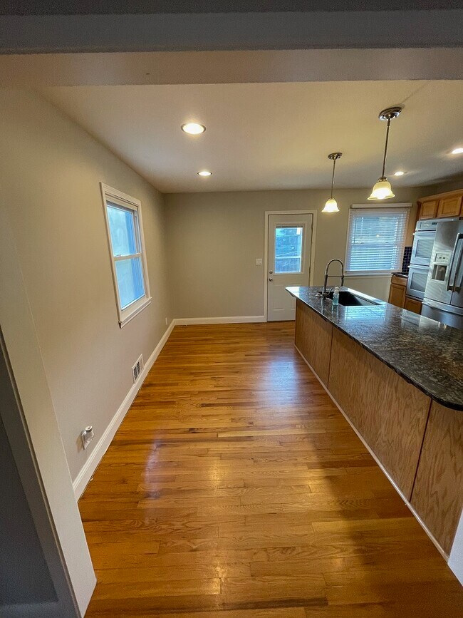 Foto del edificio - 8302 Travis Ln