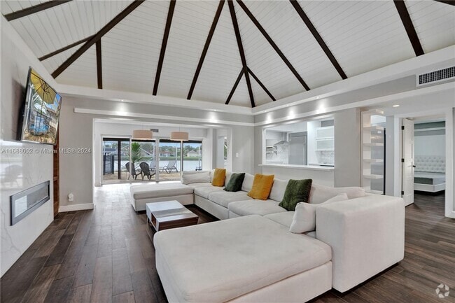 Building Photo - 6106 Royal Poinciana Ln