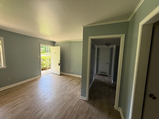 Building Photo - Remodeled 2 Bedroom Apartment