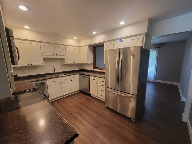 Foto del edificio - 4 Bedroom/3 Bath -Great, Layout