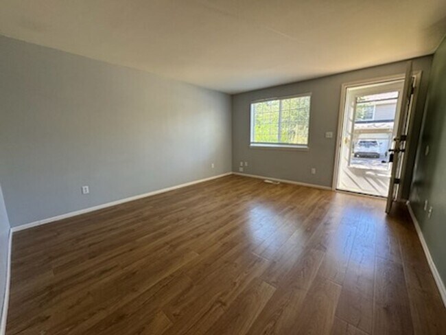 Foto del edificio - Spacious 3-Bedroom, 2.5-Bath Townhouse Nea...