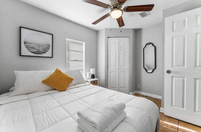 Building Photo - recently updated 2bd 1 bath w. studio + ba...