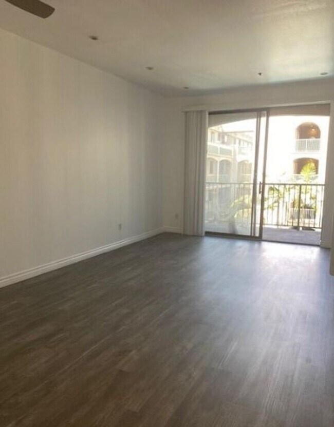 Foto del edificio - Step into luxury living with this exquisite 2 bedroom 2 bath 3rd floor condo at Emerald Villas