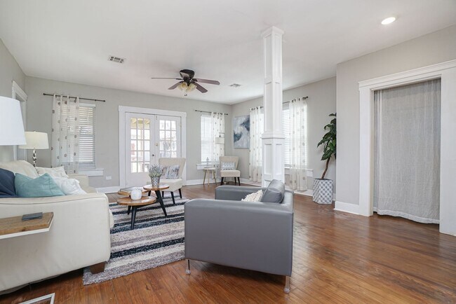 Foto del edificio - Charming 2-Bedroom Bungalow Near Downtown & The Pearl in Alta Vista