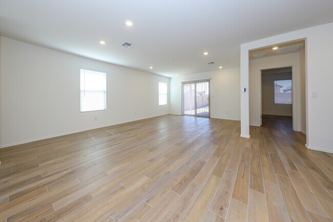 Building Photo - 9122 E Red Blf Ct