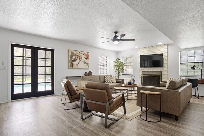 Building Photo - 2540 Albany Dr
