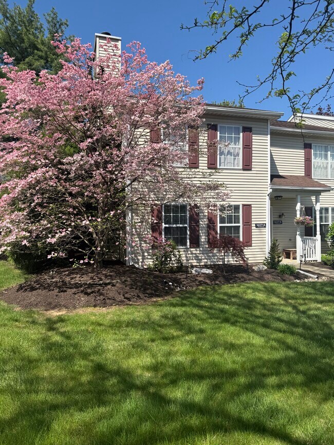 Building Photo - 1607 Briarwood Ln