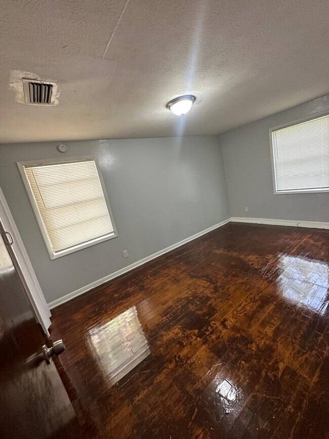 Building Photo - 7141 Elwood Ave
