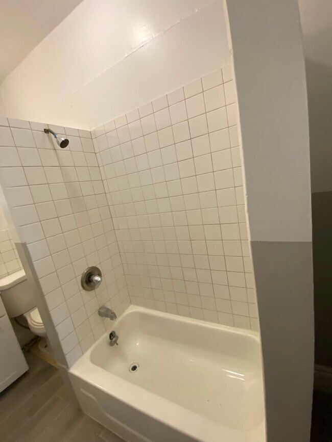 Building Photo - 12 Riverview Pl