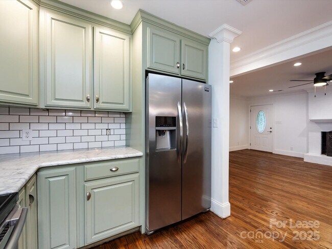 Foto del edificio - 3109 Forest Lawn Dr