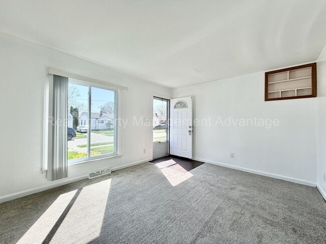 Building Photo - Meticulously Maintained 2 Bedroom Ranch with Large Backyard!