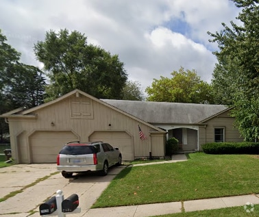 Building Photo - 2928 Stoneleigh Dr
