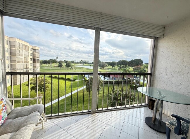 Foto del edificio - 8900 Washington St