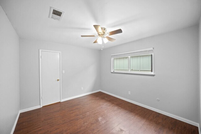 Foto del edificio - 6214 Gladewell Dr