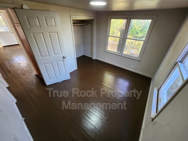 Foto del edificio - 102 W 7th