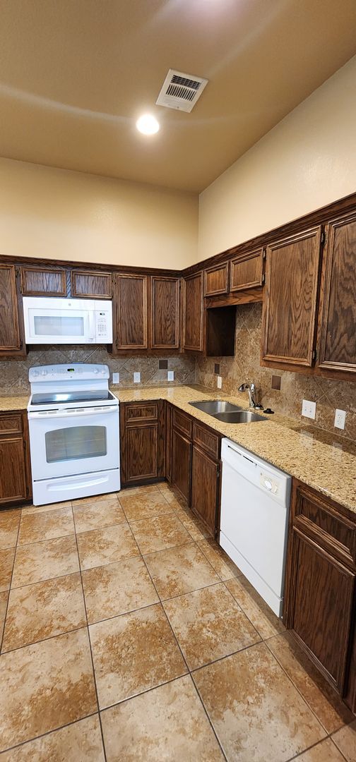 Foto del edificio - 3/2 duplex close to Clear Creek Gate viewable 8/05/2026